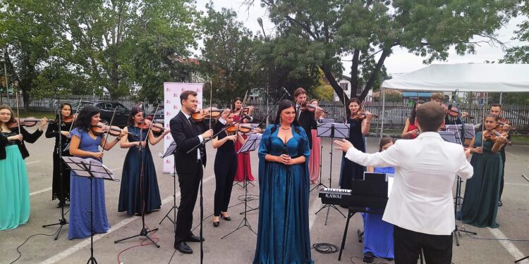 În Spitalul Județean au loc drame, managerul Georgescu Jr. organizează recital cu Paula Seling în parcare