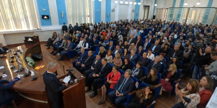 Triumfalism „made in Universitatea din Craiova” sau despre cum să manipulezi ca un politruc